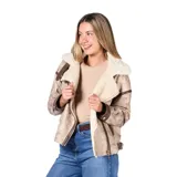 Campera estilo aviador con exterior de efecto gamuzado en tono beige y detalles en cuero sintético marrón. Cuenta con interior y solapas de piel sintética en color crema, cierre frontal cruzado y bolsillos laterales.