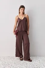 Top negro de breteles finos con escote en V y diseño minimalista, confeccionado en tela fluida y suave.