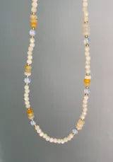 Collar de cristales facetados, piedra de la luna y jade amarillo con cuentas doradas.