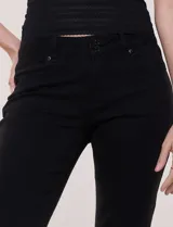 Jean de denim azul con elasticidad confortable, tiro medio, cierre frontal con cremallera y doble botón metálico. Cuenta con diseño de cinco bolsillos y corte bootcut, ajustado en muslos con un sutil ensanchamiento hacia el ruedo.