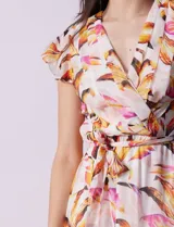 Vestido largo estampado de flores, marca Donna Ricco. Escote en V cruzado, mangas cortas con volados y lazo de ajuste en la cintura.