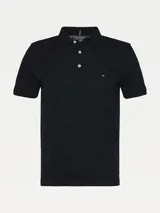 Chomba Tommy Hilfiger azul marino de algodón, con cuello clásico, cartera de tres botones y logo bordado en el pecho.