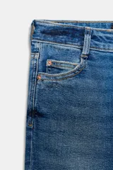 Jeans de tiro alto con corte mini flare y largo tobillero. Presentan diseño de cinco bolsillos, pernera estrecha con acabado evasé y cierre frontal con cremallera y botón.