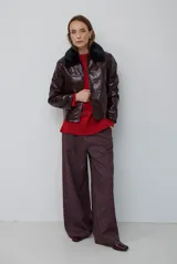 Buzo de tejido de punto con cuello redondo, mangas largas con puños acanalados y diseño estampado de flores en tonos rojos.