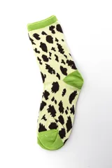 Pack de tres pares de medias crew de media caña con diseños variados: un par liso en color marrón, un par con estampado animal print en tonos beige y marrón, y un par con estampado animal print sobre fondo verde claro con detalles en verde.