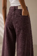 Pantalón de jean tiro alto con diseño wide leg, color morado con efecto acid wash.