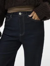 Jeans de tiro alto con corte wide leg en color azul oscuro, con costuras contrastantes y diseño clásico de cinco bolsillos.