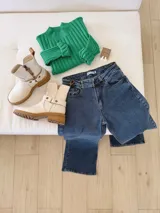 Pantalón de jean azul de corte wide leg.