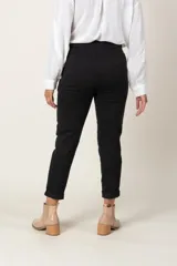 Pantalón negro de tela agamuzada, corte cigarette, con cintura elastizada ajustable con cordón y bolsillos laterales.