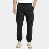 Pantalón cargo de nylon color negro, con cintura elástica y puños ajustados en los tobillos. Presenta bolsillos laterales con solapa y un logo de goma aplicado en uno de ellos.