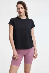 Remera deportiva de manga corta con cuello redondo, confeccionada en tejido técnico elástico y ligero. Presenta un corte holgado y costuras tipo raglán para mayor libertad de movimiento.