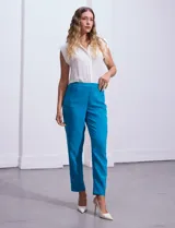 Pantalón de vestir color celeste, de corte recto y largo tobillero. Confeccionado en gabardina elastizada. Marca Zac & Rachel.