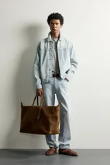 Cazadora de denim de algodón con corte regular fit, cuello solapa, cierre frontal con botones y bolsillos de vivo en la cadera. Presenta un acabado con efecto lavado.