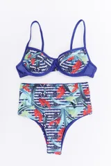 Bikini de dos piezas en combinación de colores negro y mostaza. El corpiño es de estilo triangular con base y breteles finos, mientras que la bombacha es de corte clásico con cintura alta en color negro.