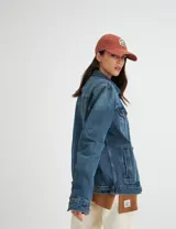 Campera de jean unisex con calce clásico, diseño de lavado claro, cierre frontal con botones metálicos y bolsillos con solapa en el pecho.