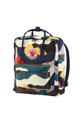 Mochila Fjallraven Kanken Art de poliéster reciclado y algodón orgánico, color verde con estampado de animales y plantas.
