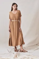 Vestido maxi color camel de viscosa y elastano, con cuello redondo, mangas cortas y cinturón fino.