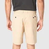 Short de gabardina color beige, con cierre de botón y cremallera, bolsillos laterales y corte clásico.