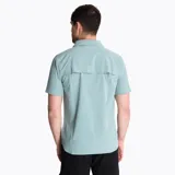 Camisa de manga corta Merrell modelo Akaroa, color verde agua, con cuello clásico, cierre frontal de botones y dos bolsillos frontales con solapa.
