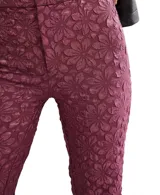 Pantalón de tiro alto con corte flare, confeccionado en tejido jacquard con textura floral en relieve color bordó.