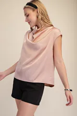 Top sin mangas de satén color rosa pálido, con cuello tipo cowl drapeado y corte recto.