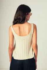 Musculosa de tejido canalé color verde oscuro, confeccionada en 100% algodón, con escote redondo y calce que acompaña el cuerpo.