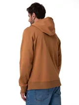 Buzo con capucha y cierre frontal completo, confeccionado en tejido fleece color marrón. Presenta bolsillos tipo canguro, puños y cintura acanalados, y capucha forrada en jersey.