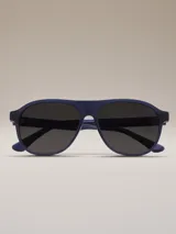 Lentes de sol con montura de estilo aviador en color azul marino mate y cristales oscuros.