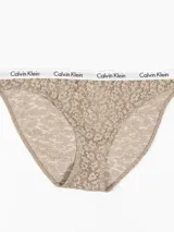 Bombacha clásica de encaje floral color beige, con cintura elástica con el logo de Calvin Klein.