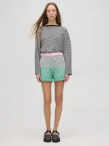 Short de punto tejido con patrón de rombos en tonos degradados de celeste y amarillo. Presenta una pretina elástica y un calce suelto.