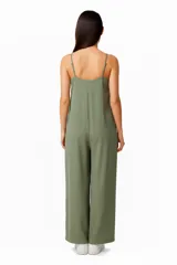 Mono de lino con breteles finos, cuello en V y diseño holgado de pierna ancha.