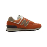 Championes urbanos New Balance modelo 574, color naranja con detalles en beige y marrón. Confeccionados en una combinación de gamuza, malla y tejido resistente, cuentan con el logo N característico en los laterales y entresuela con tecnología ENCAP para mayor amortiguación y soporte.