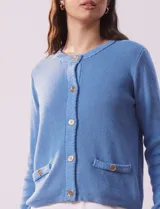 Cardigan tejido color blanco, marca Ninety. Escote a la base y abertura central con botones metálicos dorados. Delantera con bolsillos simulados con botón dorado.