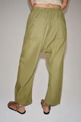 Pantalón jogger ZW Collection confeccionado en mezcla de algodón, color verde militar. Cuenta con tiro medio, cintura con trabillas y cordón ajustable, bolsillos laterales ocultos, rodilleras reforzadas y botones a presión en los tobillos para ajustar la botamanga.
