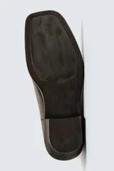 Bota estilo cowboy con acabado desgastado, tiradores laterales y horma cuadrada con tacón.