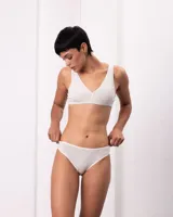 Bombacha tipo vedetina de corte clásico, confeccionada en algodón suave y respirable. Presenta un diseño minimalista con ribetes delicados que se ajustan cómodamente al cuerpo sin marcar.