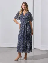 Vestido largo con estampado floral multicolor, escote en V cruzado, cintura elastizada con lazo de ajuste y forro interno. Marca Sandra Darren.