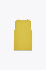 Top de punto color amarillo mostaza, con cuello redondo y manga sisa. Acabados en rib a tono.