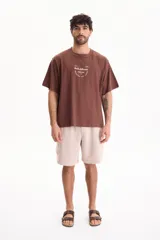 Bermuda cargo de felpa sin friza, color beige, con cintura elástica y bolsillos laterales con solapa.
