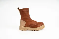 Bota de cuero color marrón terracota, con caña media, cierre frontal con cremallera y suela track color beige.