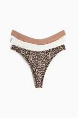Pack de tres bombachas tipo colaless de microfibra, con diseño de tiro bajo y cintura en V. El set incluye una prenda color tostado, una color blanco y una con estampado de leopardo.