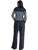 Sweater de Tommy Hilfiger con diseño de rayas horizontales en azul marino y blanco. Presenta cuello redondo, manga larga y detalle de botones decorativos dorados en uno de los hombros.