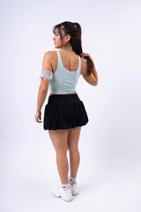 Minifalda blanca de corte globo con cintura elastizada.