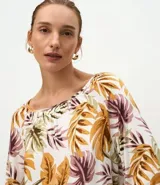 Blusa de viscosa con estampado de follajes en tonos tierra, escote bote y mangas largas abullonadas con puños elásticos.