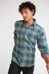 Camisa de viyela a cuadros color ladrillo, azul y blanco, de corte slim fit, manga larga, con bolsillo en el pecho y logo bordado.