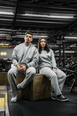 Pantalón de jogging gris de corte recto, confeccionado en felpa pesada con bordado de la marca en la pierna.