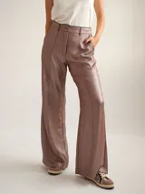 Pantalon de vestir de corte recto y tiro medio-alto, confeccionado en crepe con acabado metalizado lurex. Presenta pretina con detalle de sesgo a contratono, cierre frontal y bolsillos laterales.