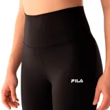 Pantalón de training Fila modelo Bailarina Life, color negro, de corte acampanado y tiro alto. Presenta el logo de la marca bordado en blanco en la parte frontal.