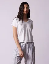 Buzo tejido color blanco, marca Ninety. Escote en V. Calado en escote y delantera.