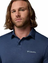 Polo Columbia modelo Parsons Point de color azul marino, de manga corta y cuello camisero con cierre frontal de botones. Confeccionado con tecnología Omni-Shade™ UPF 50 y Omni-Wick™.